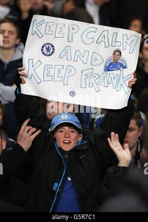 Un giovane fan di Chelsea ha un cartello negli stand A sostegno di Frank Lampard che recita 'mantenere la calma e. Mantieni Frank' Foto Stock