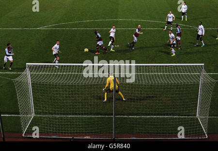 James Collins (centro a destra) di West Ham United segna il primo obiettivo della partita durante la terza partita della fa Cup all'Upton Park, Londra. Foto Stock