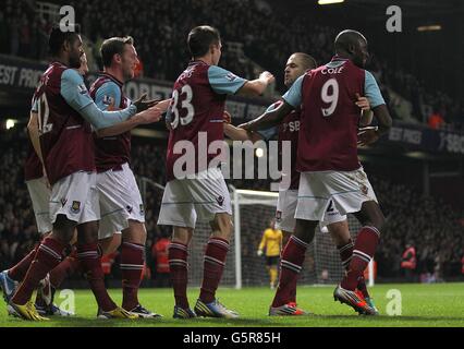 Ci si congratula con Joe Cole (seconda a destra) di West Ham United per aver fornito assistenza per il primo gol, segnato dal compagno di squadra James Collins Foto Stock