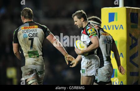 Nick Evans di Harlequins (a destra) festeggia con il compagno di squadra Chris Robshaw dopo che corre dentro per segnare il quarto tentativo del loro lato durante la partita di Aviva Premiership al Kassam Stadium, Oxford. Foto Stock