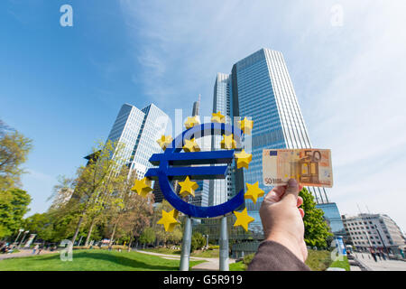 Cinquanta nota di euro e il famoso simbolo dell'euro in Frankfurt am Main, Francoforte, Germania Foto Stock