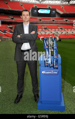 Calcio - Capital One League Cup - Preview semifinali - Wembley. L'ex giocatore di Bradford City David Wetherall si presenta con il trofeo Capital One League Cup nello stadio di Wembley Foto Stock