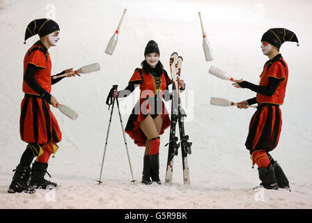 Mosca Stato Circus giocolieri sinistra-destra Valeriy Shcherbakov, Olga Alexanderova e Mikhail Matushin durante una fotocellula mentre sciare al paesaggio di neve a Xscape Braehead. Il loro ultimo spettacolo Babushkin Sekret è in programma al Xscape Braehead di Glasgow da giovedì 10 a domenica 20 gennaio 2013. Foto Stock