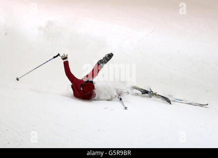 Mosca Stato Circus clown Pavel Ivanov cade durante una fotocellula mentre sciare al paesaggio innevato a Xscape Braehead. Il loro ultimo spettacolo Babushkin Sekret è in programma al Xscape Braehead di Glasgow da giovedì 10 a domenica 20 gennaio 2013. Foto Stock