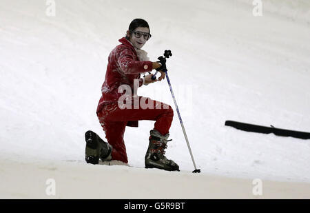 Mosca Stato Circus clown Pavel Ivanov cade durante una fotocellula mentre sciare al paesaggio innevato a Xscape Braehead. Il loro ultimo spettacolo Babushkin Sekret è in programma al Xscape Braehead di Glasgow da giovedì 10 a domenica 20 gennaio 2013. Foto Stock