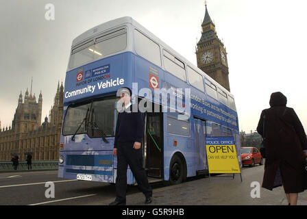 Nuova stazione di polizia - un bus Foto Stock