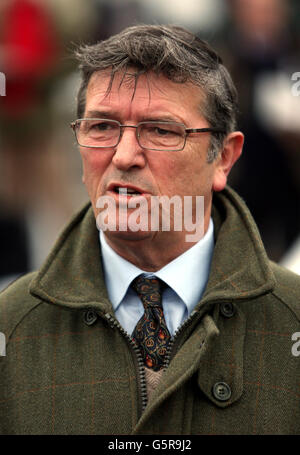 Corse di cavalli - Gennaio sale Race Day - Ippodromo di Chepstow. Allenatore Peter Pritchard durante la Giornata di corsa di vendita di gennaio all'ippodromo di Chepstow, Monmouthshire. Foto Stock