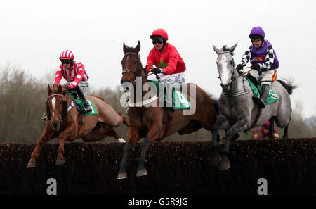 Il vincitore finale Sew on Target guidato da Joe Tizzard (al centro) salta con Morestead (a sinistra) e Speedy Bruere nel Dunraven Windows Handicap Chase durante il giorno della gara di sconti di gennaio all'ippodromo di Chepstow, Monboccuthshire. Foto Stock