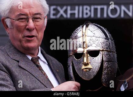 Seamus Heaney apre il National Trust exhibition Foto Stock