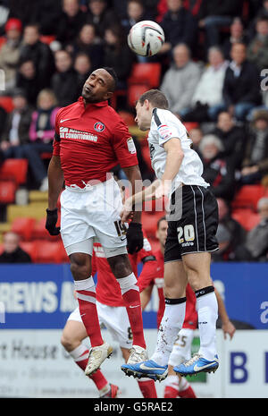 Calcio - Npower Football League Championship - Charlton Athletic v Ipswich Town - The Valley. Ricardo Fuller di Charlton Athletic (a sinistra) e Tommy Smith di Ipswich Town (a destra) lottano per la palla in aria Foto Stock