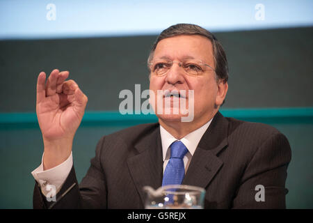 Il presidente dell'Unione europea José Manuel Barroso durante una conferenza stampa al castello di Dublino dopo la visita del Collegio dei Commissari, mentre l'Irlanda inizia la sua presidenza dell'Unione europea. Foto Stock