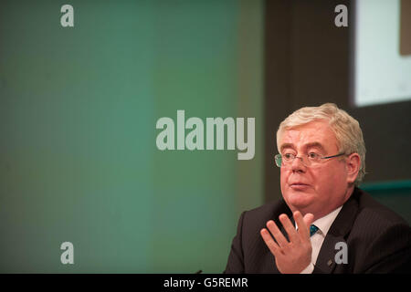 Tanaiste Eamon Gilmore durante una conferenza stampa al Castello di Dublino dopo la visita del Collegio dei commissari mentre l'Irlanda inizia la sua presidenza dell'UE. Foto Stock