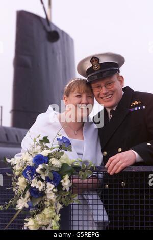 Il Chief Petty Officer Chris Tandy e la moglie Eva di Plymouth che si sono sposati a bordo di un sottomarino a Gosport, Hampshire. La cerimonia vide il sommergibile legare il nodo con la sua fidanzata di lunga data, Eva driver su HMS Alliance al Royal Navy Submarine Museum. Foto Stock