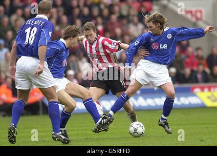 Kevin Davies di Southampton (centro) evade i tackles di (da sinistra a destra) Matt Elliott, Jacob Laursen e Robbie Savage di Leicester City durante la loro partita fa Barclaycard Premiership al Dell, Southampton. ** Foto Stock