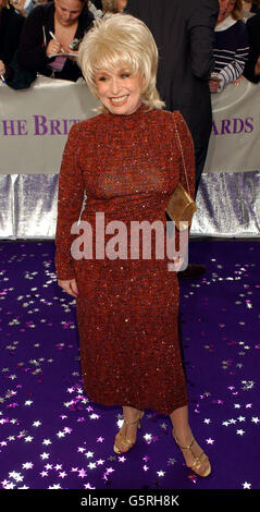 L'attrice Barbara Windsor arriva per la quarta edizione dei British SOAP Awards al BBC Television Centre di Londra. La cerimonia è ospitata da Matthew Kelly. Foto Stock