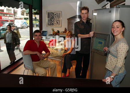La 'LG Internet Family' si prepara a trascorrere una settimana in una finestra del grande magazzino Harrods a Londra. * i quattro, (da sinistra) Carl Newman da Mountsorrel, Sarah Wooster da Peckham, Steve Wilson da Milton Keynes e Charlie Parker da Oadby rimarranno nell'ambiente futuristico durante le ore di shopping fino a Venerdì. Foto Stock