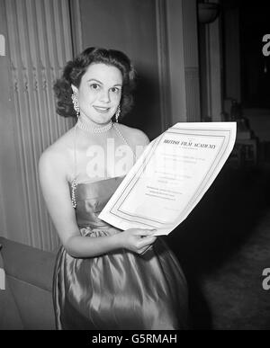 L'attrice inglese Patricia Medina ha ricevuto un premio della British Film Academy che è stato assegnato alla breve animazione del 1948 "Gerald McBoing Boing" alla Premiere per il film "Curtain Up". Foto Stock