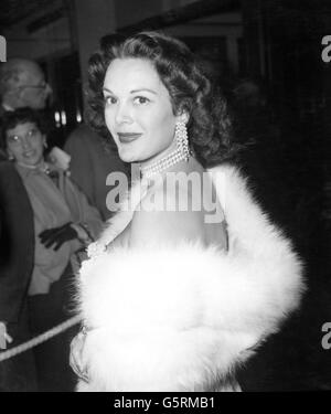 La star inglese Patricia Medina arriva per la prima europea di gala Charity sul lungomare al teatro Gaumont di Haymarket, Londra. Foto Stock