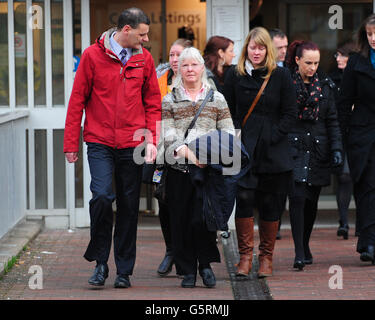 Maureen Greaves (al centro), vedova dell'organista della chiesa assassinato Alan Greaves, lascia Sheffield Magistrates Court dopo aver visto due uomini, Ashley Foster, 21 anni, e Jonathan Bowling, 22 anni, rimandati in custodia accusata del suo omicidio. Foto Stock