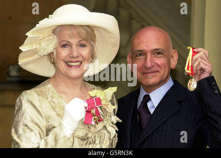 Gli attori Lynn Redgrave e ben Kingsley mostrano i loro premi, assegnati loro dalla regina Elisabetta II durante una cerimonia di investitura tenutasi a Buckingham Palace, Londra. Redgrave divenne un ufficiale dell'Impero britannico e Kingsley fu dato un Knighthood. Foto Stock