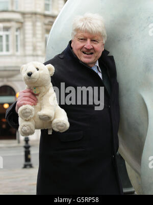 Stanley Johnson, padre del sindaco Boris Johnson, durante la presentazione di un orso polare in bronzo di dimensioni pari a 12 piedi chiamato Boris - per lanciare una grande campagna britannica per aiutare a salvare l'orso polare - in Sloane Square a Londra. Foto Stock