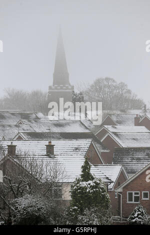 Tetti ricoperti di neve a Houghton-on-the-Hill, Leicester, come la prima ondata di neve colpirà la maggior parte del paese e alcune parti orientali del Galles, ma una seconda banda più pesante cadrà sul centro e l'Inghilterra orientale più tardi nel giorno. Foto Stock