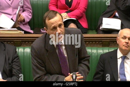 Il ministro delle pensioni Steve Webb fa una dichiarazione alla Camera dei Comuni di Londra sulla proposta di scuotimento delle pensioni statali. Foto Stock