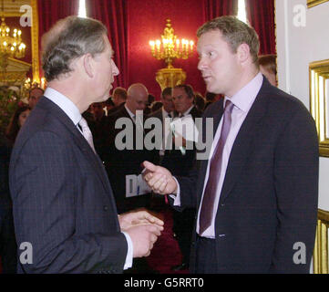 Il Principe del Galles incontra Rory Bremner, impressionista, in occasione di una cerimonia di premiazione per la Business Action sui senzatetto, al St. James' s Palace di Londra. Bremner si trasformò nella persona reale con Carlo seduto a pochi metri di fronte a lui. * ... Il principe grinse come Bremner scherzò ingeniosamente lui e i suoi figli William e Harry. Foto Stock