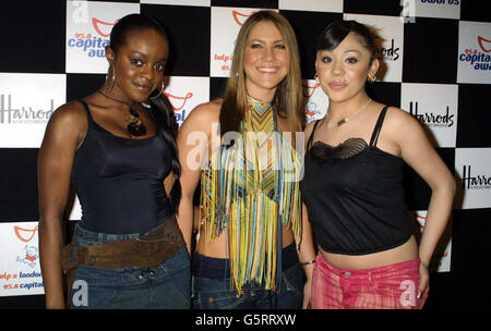 Sugabes arriva per il 95.8 Captital FM Awards 2002 per aiutare un bambino di Londra al Royal Lanacaster Hotel di Londra. Foto Stock