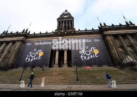 I preparativi si svolgono presso il Municipio di Leeds prima dell'annuncio del percorso, che si svolgerà domani, per la gara ciclistica Tour de France 2014, dove lo Yorkshire ospiterà la prima tappa del concorso. Foto Stock