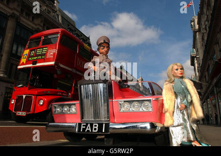 Lady Penelope e il suo maggiordomo Parker, da Thunderbirds, con la FAB 1 auto su Regent Street, 37 anni dopo sono saliti nella loro roadster rosa. Gli articoli originali saranno venduti all'asta al Planet Hollywood, Londra. Foto Stock