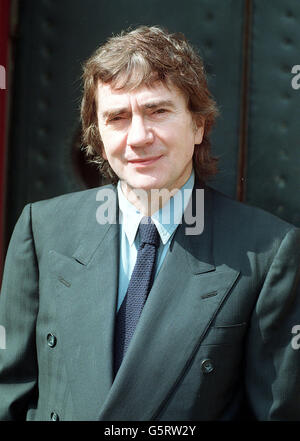 L'attore comico Dudley Moore al Memorial Service per comico Peter Cook presso la Parrocchia di St-John-at-Hampstead. Foto Stock