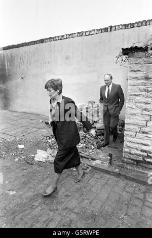 Il leader del lavoro Neil Kinnock e la moglie Glenys visitano la Valley Parade Ground di Bradford City, dove 56 persone sono morte e 265 sono rimaste ferite quando un incendio ha spazzato il banco impanato poco prima della metà del gioco contro Lincoln City. Foto Stock