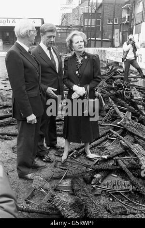 Il primo ministro Margaret Thatcher e suo marito Denis hanno condotto un'indagine sui detriti dello stand principale di Bradford City a Valley Parade, dove 56 persone sono morte e 265 sono state ferite in seguito a un incendio che ha spazzato lo stand imballato poco prima della metà della partita contro Lincoln City. Foto Stock