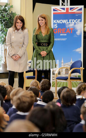 La principessa Eugenie e la principessa Beatrice (a destra) visitano la British School di Berlino nella capitale tedesca durante il loro primo impegno congiunto all'estero. Foto Stock