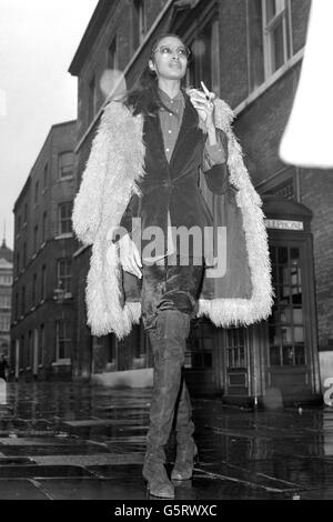 In shaggy cappotto sopra il suo pantalone-vestito e indossare lunghi stivali è il modello americano Donyale Luna, visto a Londra. Era una delle cinque persone che hanno chiesto di lasciare il ristorante del Cavendish Hotel a Jermyn Street, Londra, all'inizio di ieri dopo essere andati a colazione. Foto Stock