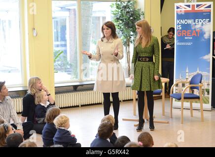 La principessa Eugenie e la principessa Beatrice (a destra) visitano la British School di Berlino nella capitale tedesca durante il loro primo impegno congiunto all'estero. Foto Stock