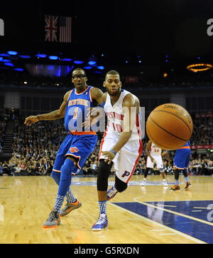 Amar'e Stoudemire di New York Knicks (a sinistra) e Greg Monroe di Detroit Pistons durante la partita dal vivo dell'NBA London 2013 all'O2 Arena di Londra. Foto Stock