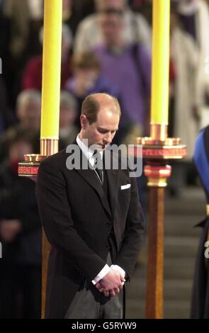 Il conte del Wessex si erge a fianco della bara della Regina Madre, mentre si trova nella Westminster Hall di Londra, la vigilia del suo funerale che si terrà presso l'Abbazia di Westminster. * il Conte, i suoi due fratelli, il Duca di York e il Principe di Galles e il loro cugino Visconte Linley riecheggiarono la storia in una cerimonia poignant che ricorda un'altra veglia reale, nello stesso luogo di Westminster Hall, per il Re Giorgio V nel 1936. Foto Stock