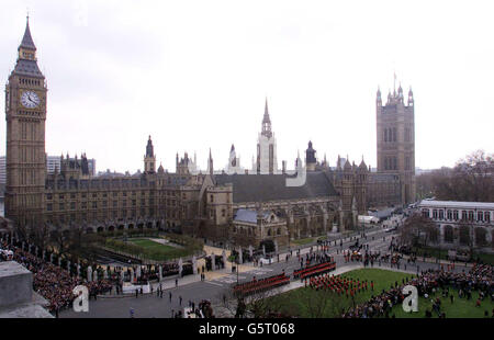 La processione che porta la bara della Regina Elisabetta, la Regina Madre, lascia Westminster Hall per raggiungere l'Abbazia di Westminster. Dopo il servizio, la bara della Regina Madre sarà portata alla Cappella di San Giorgio a Windsor, dove sarà posta per riposarsi accanto al marito, Re Giorgio VI Foto Stock