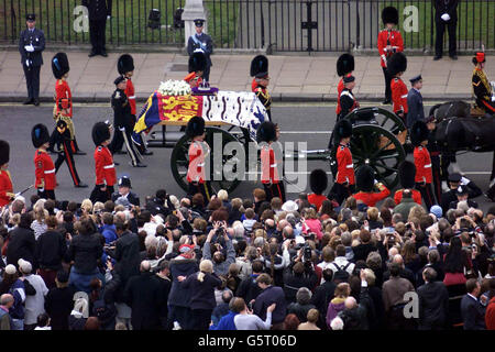 La bara della Regina Elisabetta, la Regina Madre, lascia Westminster Hall sulla strada per l'Abbazia di Westminster. Dopo il servizio, la bara della Regina Madre sarà portata alla Cappella di San Giorgio a Windsor, dove sarà posta per riposarsi accanto al marito, Re Giorgio VI Foto Stock