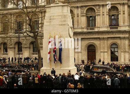 Il cuore che porta la bara della Regina Madre Britannica passa dal cenotafio, seguito dalla macchina che porta il Principe Carlo, dopo la cerimonia funeraria a Londra. * ... I dignitari e i politici reali di tutto il mondo si sono riuniti a Londra per rendere omaggio alla Regina Madre, morta a 101 anni. Sarà sepolto alla St George's Chapel a Windsor accanto al suo defunto marito, Re Giorgio VI. Foto Stock