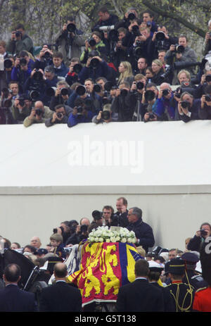 I fotografi vedano il passaggio della bara della Regina Madre durante la sua processione funeraria nel centro di Londra. I dignitari e i politici reali di tutto il mondo si sono riuniti all'Abbazia di Westminster per rendere omaggio alla Regina Madre. * che morì all'età di 101 anni. * sarà sepolto alla St George's Chapel di Windsor accanto al suo defunto marito Re Giorgio VI. Foto Stock