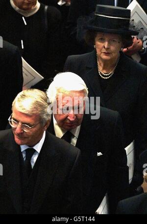 Gli ex primi ministri britannici John Major, Bottom, Edward Heath, Center e Margaret Thatcher lasciano l'abbazia di Westminster a Londra alla fine del servizio funebre per la Regina Madre della Gran Bretagna. Foto Stock