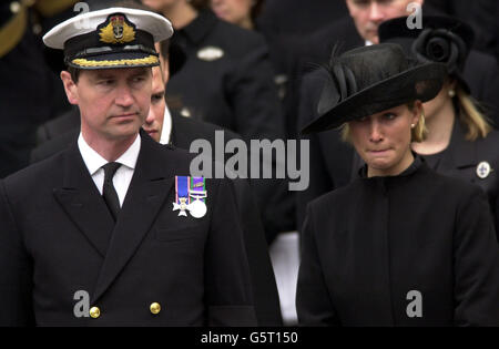 Il comandante Tim Laurence e la figlia della Principessa Royal Zara Phillips partecipano al funerale della Regina Elisabetta, la Regina Madre, all'Abbazia di Westminster la Regina Madre morì all'età di 101 anni. * dopo il servizio, la bara della Madre della Regina doveva essere portata alla Cappella di San Giorgio a Windsor, dove sarà posta per riposarsi accanto al marito, Re Giorgio VI Foto Stock