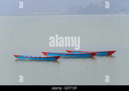 Tre blu piccole barche sul lago Phewa in Pokhara, Nepal Foto Stock