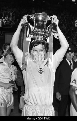 Il capitano di Tottenham Steve Perryman con la fa Cup dopo aver battuto il QPR 1-0 nel replay. Foto Stock