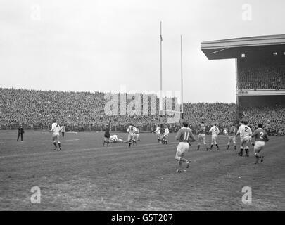 Rugby Union - 1957 Cinque Nazioni Championship - Inghilterra v Francia - Twickenham Foto Stock