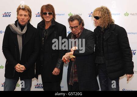 I membri di Bon Jovi, (da sinistra a destra) Jon Bon Jovi, Richie Sambora, Tico Torres e David Bryan , durante una conferenza stampa al Mandarin Oriental dove annunciano un concerto estivo il 5 luglio ad Hyde Park, Londra. Foto Stock