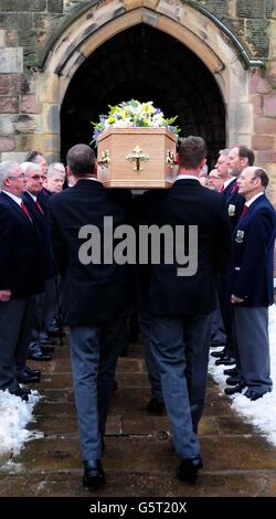 La bara del più vecchio Reg Dean della Gran Bretagna, morto di 110 anni e 63 giorni, viene trasportata nella chiesa di Santa Maria, Wirksworth, Derbyshire durante il suo servizio funebre. Foto Stock